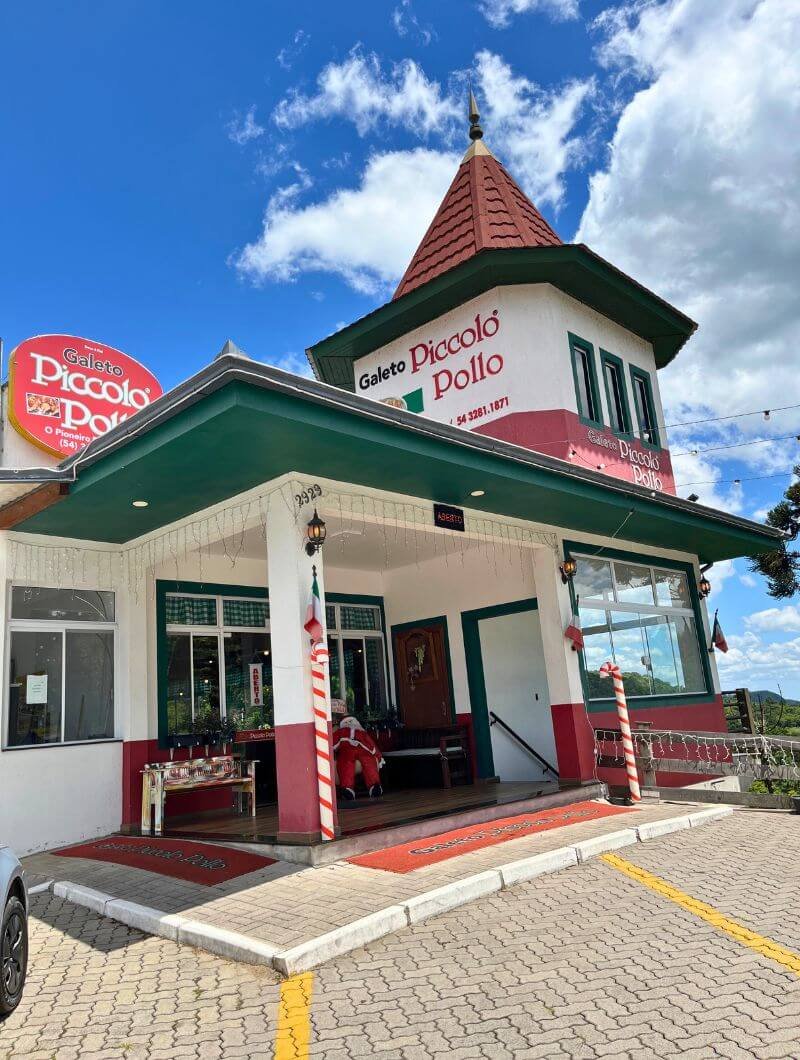 Fachada do Galeto Piccolo Pollo em Nova Petrópolis (RS), restaurante italiano com estacionamento na Avenida 15 de Novembro.