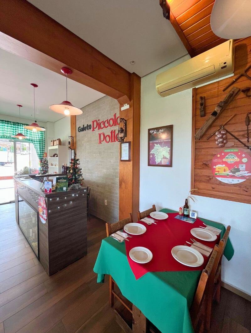 Entrada e caixa do restaurante Galeto Piccolo Pollo em Nova Petrópolis, ambiente climatizado e familiar.