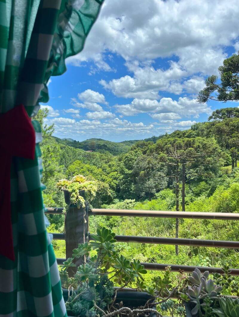 Varanda com vista panorâmica da Serra Gaúcha no Galeto Piccolo Pollo, em Nova Petrópolis (RS).