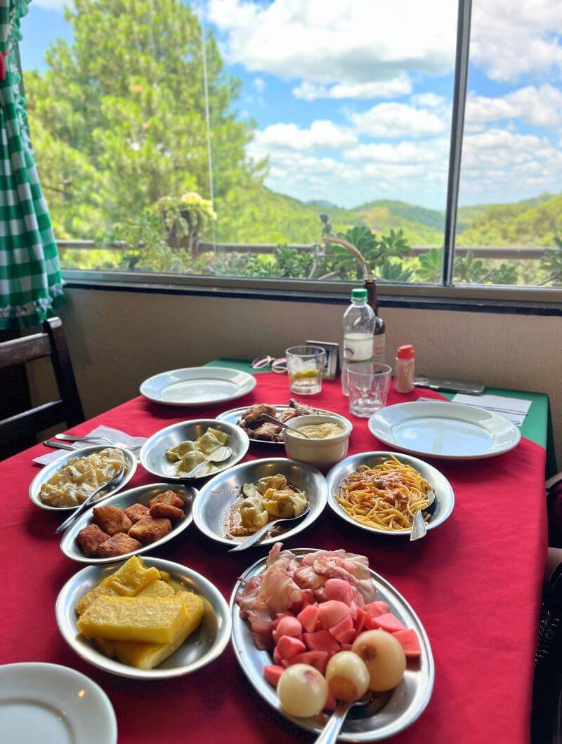 Entrada clássica do restaurante em Nova Petrópolis: cappelletti no caldo, queijo ralado e torradinhas no Galeto Piccolo Pollo.